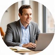 Coach uit Zutphen aan een bureau met notitieboek en laptop tijdens een gesprek over klantvalidatie